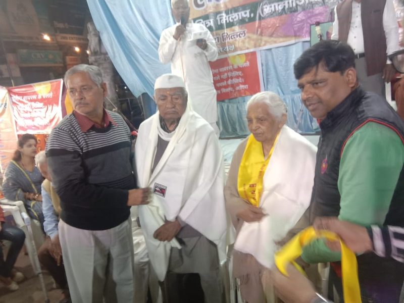 धूमधाम से मनाया गया करुणेश स्मृति होली मिलन समारोह: छह विभूतियों का हुआ सम्मान